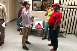 Los familiares del entrenador, Chelato Uclés, presentes en el hospital del Seguro Social donde se encuentra internado el maestro. Fotos Ronal Aceituno