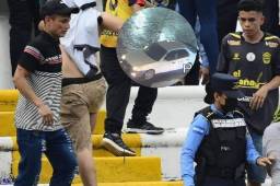 Este aficionado se ha convertido en el hombre más buscado en las últimas horas por agredir a una mujer policía en el estadio Olímpico.