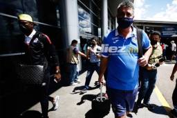 Diego Vázquez arribó al país en el mismo vuelo que Olimpia. Aquí cuando se encontró con Yustin Arboleda a la salida de la terminal. Foto DIEZ