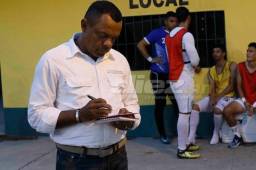 Raúl Cáseres apunta en su libreta que su equipo no será del descendido de Liga Nacional.