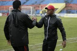 El entrenador del Vida, Carlos Pavón, ha tenido un inicio muy complejo con los cocoteros y la dirigencia ya se pronuncia sobre su futuro. Foto Javier Rosales