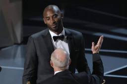 El exjugador de Los Angeles Lakers fue premiado en la gala de los Premios Oscar por su documental 'Dear Basketball'.