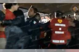 Vergonzosa pelea protagonizaron las porras de México y Chile al finalizar el encuentro.