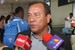 Carlos Tábora, entrenador de la Selección Sub-20 de Honduras cuando atendía a los medios de comunicación a su salida de Tegucigalpa. Foto Ronal Aceituno
