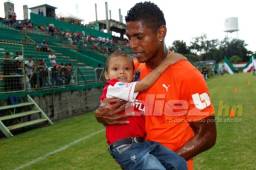 Costly cumplió el sueño de Carlitos y hasta lo cargó en brazos. El pequeño le contó lo que siente por él antes del clásico Marathón-Olimpia. Fotos Neptalí Romero