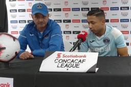 El entrenador del Motagua, Diego Vázquez, en conferencia de prensa junto a Emilio Izaguirre en Jamaica previo a enfrentar al Waterhouse por la Liga Concacaf.