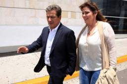 El entrenador Jorge Luis Pinto junto a su esposa, Claudia Uribe, cuando llegaba a Honduras a mediados del 2015. Foto DIEZ