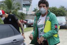 El entrenador argentino Héctor Vargas, cuando llegaba este martes al entrenamiento del Marathón en la sede del club en San Pedro Sula. Foto Neptalí Romero