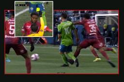 El árbitro le perdona la roja a Cristopher Meléndez y solo le muestra amarilla tras revisar el VAR