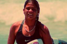 La surfista brasileña Luzimara Souza falleció tras ser alcanzada por un rayo mientras entrenaba en su país.