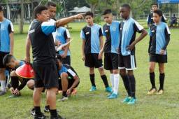 El entrenador Alejandro Bravo dando instrucciones a los jóvenes antes de la práctica. Foto Neptalí Romero