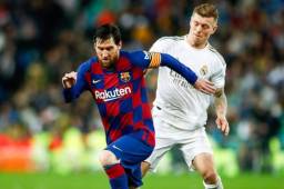 Toni Kroos marcando a Lionel Messi en un clásico español Barcelona - Real Madrid.