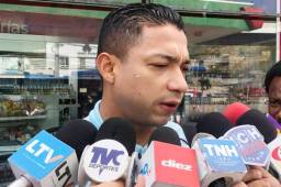 El futbolista del Motagua, Emilio Izaguirre, atendiendo a los medios de comunicación antes del viaje a San Pedro Sula. Fotos Ronal Aceituno