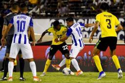 Alexander López observa como Michael Chirinos disputa la pelota en los pocos minutos que tuvo en el campo. Fotos AFP