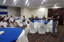 Denilson Costa les predicó a los jugadores de la Sub-20 de Honduras, estos escucharon con atención y al finalizar se unieron para elevar una oración. Fotos @FenafuthOrg