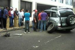 La camioneta Prado se estrelló con unos tubos de contención que evitó daños materiales mayores.