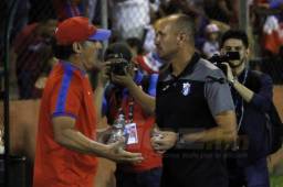 El Dt de Olimpia, Pedro Troglio junto al entrenador de Honduras Progreso, Julio Rodríguez.