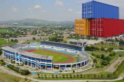 Los contenedores refrigerados para albergar las víctimas del coronavirus se están instalando en el estacionamiento del Estadio Olímpico. Foto DIEZ