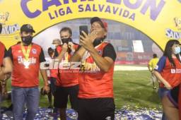 Pedro Troglio llamó a su hijo en plena celebración por el tricampeonato de Olimpia. Foto: Marvin Salgado.