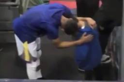Stephen Curry, en el juego de Warriors contra Mavericks consuela a Brayden Harris por la muerte de su padre.