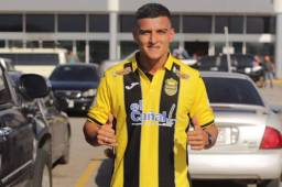 El jugador se puso la camisa de Real España y posó para las redes de los catedráticos.