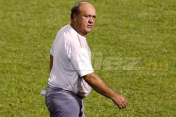 Johnny Cháves, técnico del Santos Guápiles, dice que tienen suficientes armas para pelearle al Olimpia la Liga Concacaf. Foto Delmer Martínez
