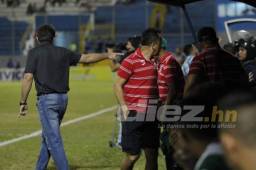 Momento en que el entrenador Héctor Vargas discrepaba con los aficionados.