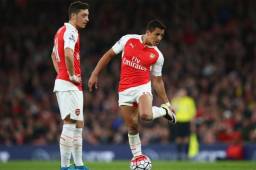 Mesut Ozil y Alexis Sánchez podrían abandonar el Arsenal en el mercado de fichajes de enero. Foto AFP