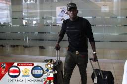 El delantero Alberth Elis llegó al aeropuerto internacional Toncontín para luego sumarse a la selección.