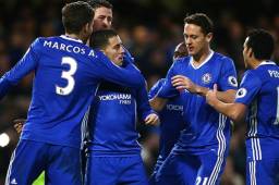Marcos Alonso celebrando junto a sus compañeros del Chelsea.