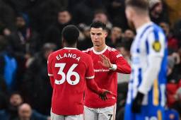Cristiano Ronaldo festeja con Elanga el tanto que abrió la senda del triunfo del Manchester United ante Brighton.