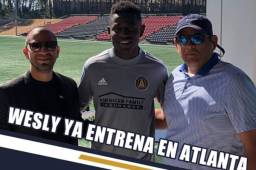 Wesly Decas posa con sus representantes previo al entrenamiento.