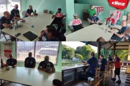 El cuerpo técnico de la selección de Honduras dialogando con Primitivo Maradiaga y Nerlin Membreño, entrenadores del Vida.
