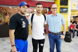 El defensor paraguayo José Cañete (centro), junto al gerente del club, Nahún Pérez (izquierda), en el aeropuerto de San Pedro Sula. Foto cortesía J. Barahona