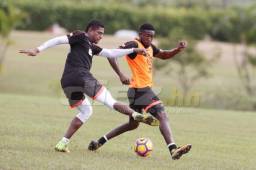 El delantero Carlo Costly en el entrenamiento de este viernes. Aquí disputando la pelota con Jhonny Palacios. Foto Juan Salgado