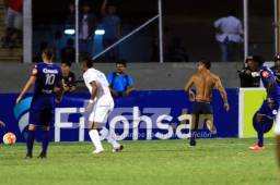 Aquí se observa cuando el aficionado del Olimpia ingresó al área cuando los Albos tenían el control del balón en la jugada que finalizó en el gol del empate.