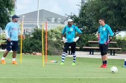 Harold Fonseca (derecha) trabajando junto a Donis Escober y el preparador de porteros de la Selección de Honduras, José 'El Chino' Barahona. Foto cortesía