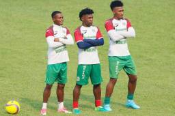 Los jugadores Edwin Solani Solano (izquierda) y Marlon 'Machuca' Ramírez (centro) serán las puntas de lanza con las que Marathón romperá la defensa de Motagua.