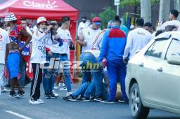 Aficionados heridos en las afueras del estadio Morazán.