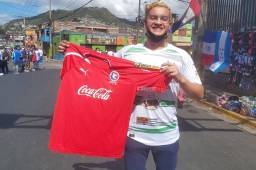 Tío le paga 100 dólares a aficionado del Olimpia por vestir la camisa de Platense en la final ante Real España