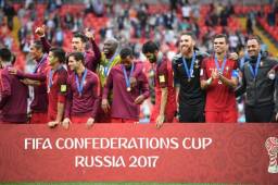 Los jugadores de Portugal recibieron la medalla del tercer lugar de Copa Confederaciones. Cristiano Ronaldo fue el gran ausente. Fotos AFP