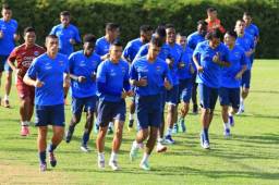 Los jugadores del Motagua se motivaron con un grito de 'campeón' antes del entreno de este lunes de cara a la ida de semifinal ante Olimpia. Foto Ronald Aceituno