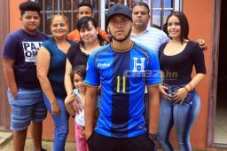 Josué Villafranca es muy apegado a toda su familia y amigos de la infancia con los que siempre comparte su tiempo libre en Danlí. Fotos Ronald Aceituno