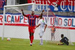 Carlo Costly marcó el primer gol del Olimpia que afinó sus piezas venciendo 4-2 al Comayagua FC en partido amistoso disputado en el Carlos Miranda. Fotos Juan Salgado