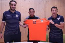 Emilio Izaguirre posando con la camisa del Al Faiha de Arabia Saudita. Será la tercera camisa que defenderá en su carrera.