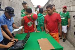 Los Policía Nacional inspeccionó minuciosamente a los aficionados que llegaron al estadio Yankel Rosenthal. Foto @RedInformativa