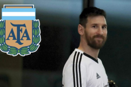 Messi recibe petición especial de hincha brasileño en el entrenamiento de la selección argentina.