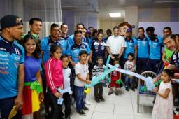 Los jugadores de la Selección de Honduras llevaron sonrisas a la fundación Ruth Paz. Fotos Delmer Martínez