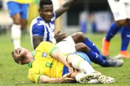 Arthur se lesionó en el juego ante Honduras luego de una fea entrada de Romell Quioto.