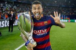 Dani Alves es el futbolista con más títulos de toda la historia con 43. En Barcelona los ganó todos.